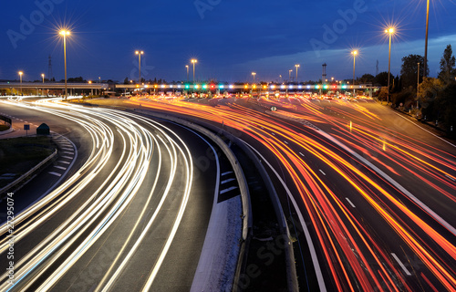 barrières de péage autoroutier de nuit
