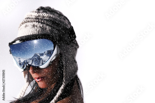 femme et masque de ski sous la neige