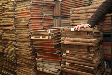 Wandcirkels Bibliotheek Stoffige archiefmappen op oude planken  © Christophe Fouquin