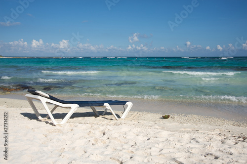 Beach chair by the ocean © Jcamilobernal