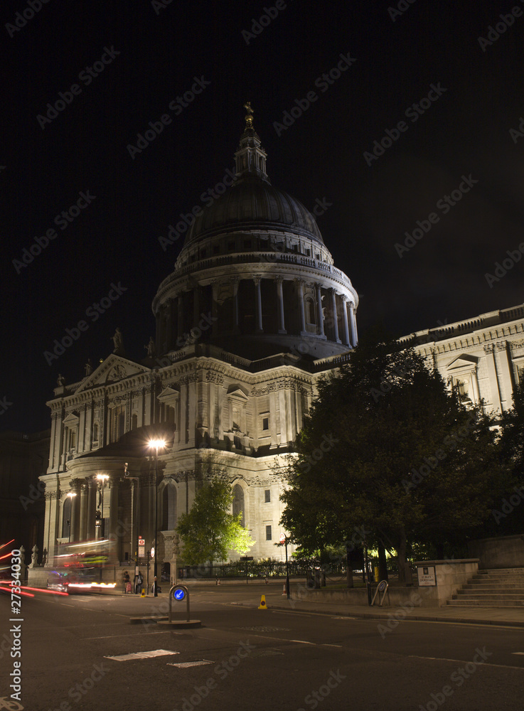 London - st. Pauls cathedral in the night