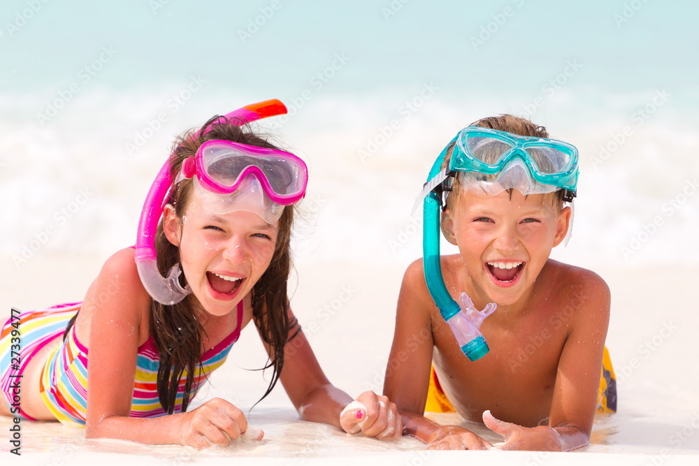 Obraz premium Happy boy and girl on beach