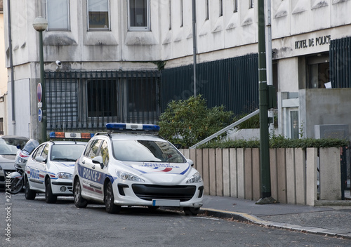 Fotografi Two french police cars parked in front of police station