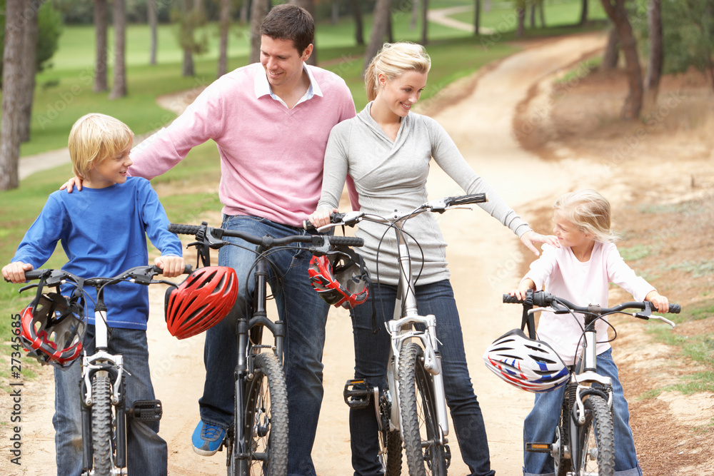 Obraz premium Family enjoying bike ride in park