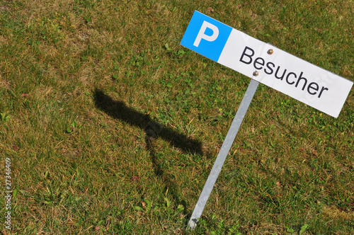 Parkplatz Besucher schiefes Schild
