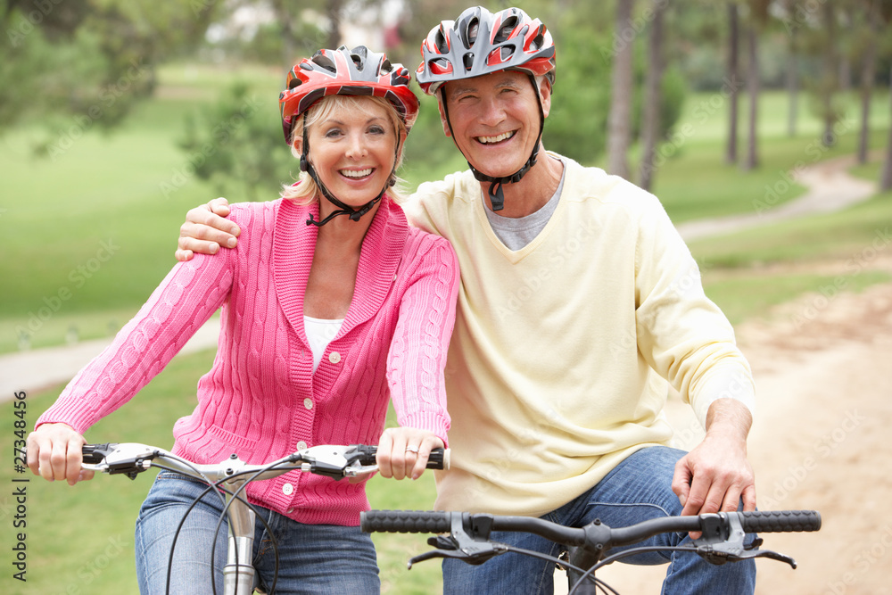 Obraz premium Senior couple riding bicycle in park