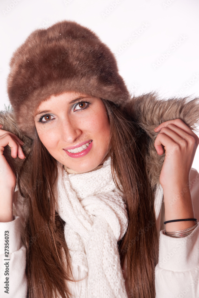 jolie femme souriante en fourrure jolie femme souriante en fourrure