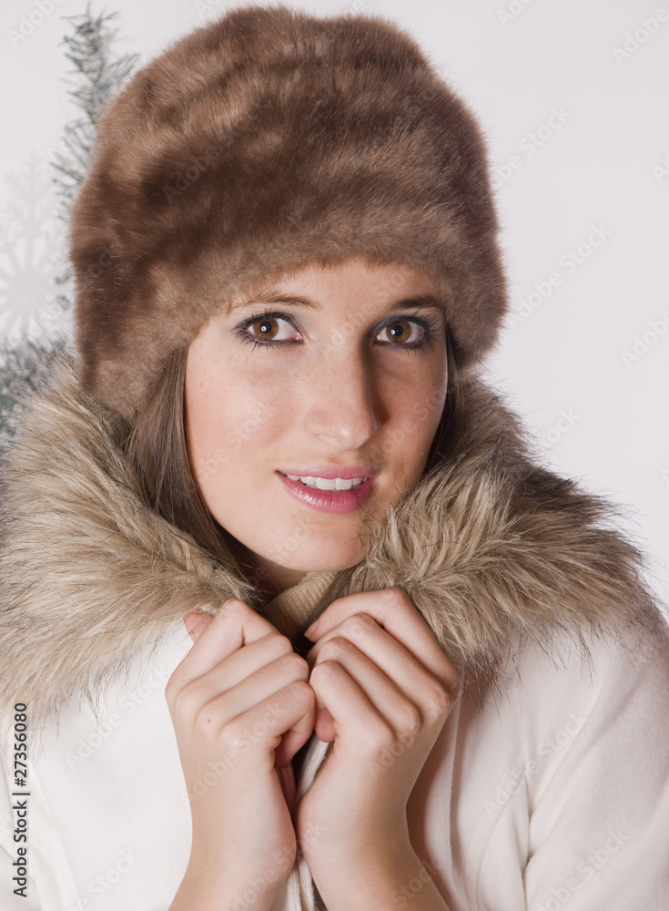 belle femme au chapeau de fourrure Stock Photo | Adobe Stock
