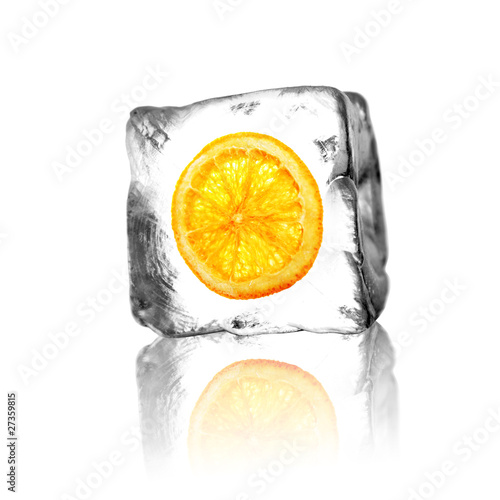 Orangenscheibe im Eisblock #27359815