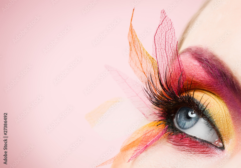 Obraz premium Niebieskie oko z kolorowym makijażem