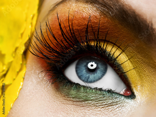 Fotografia Yellow  eye make-up with flower