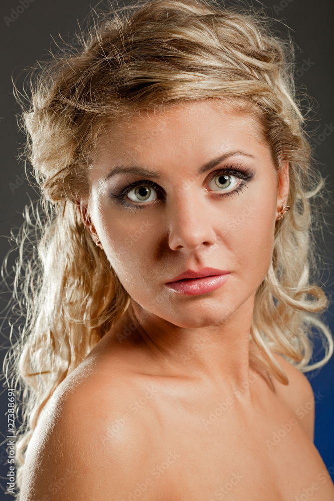 Fototapeta premium closeup blonde woiman face