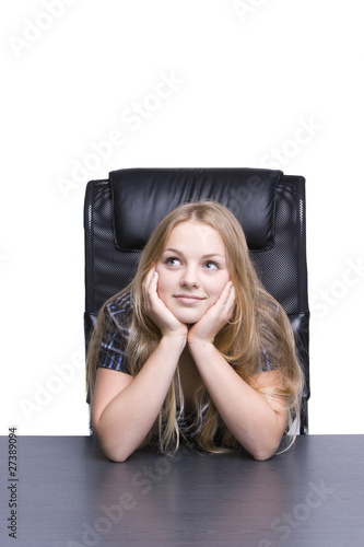 Mädchen träumt am Schreibtisch