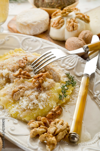 nuts ravioli with parmesan cheese-ravioli alle noci con grana