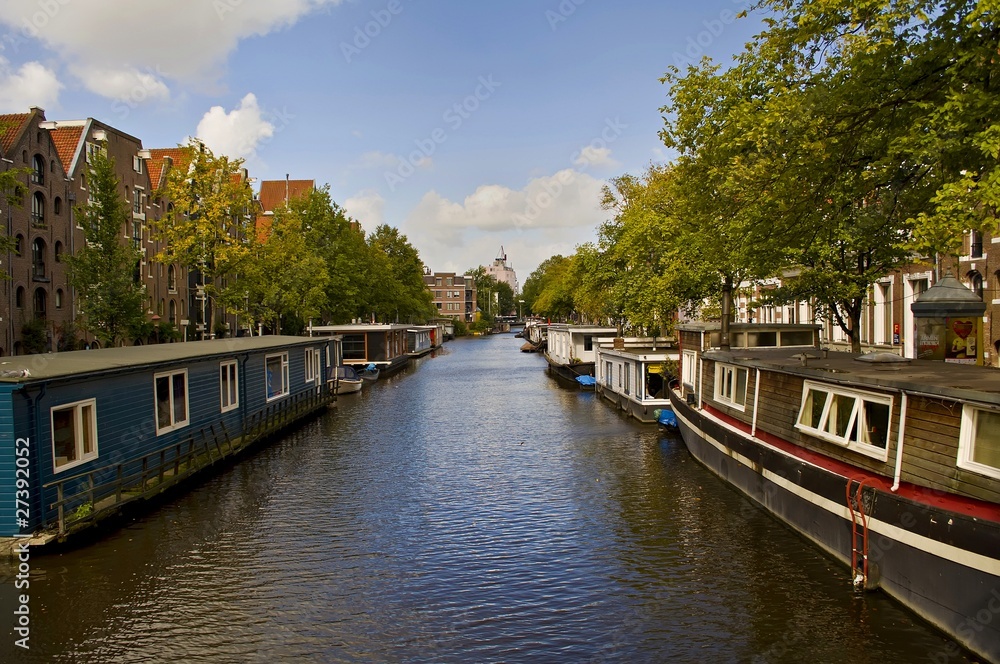 Barcos casas en el canal