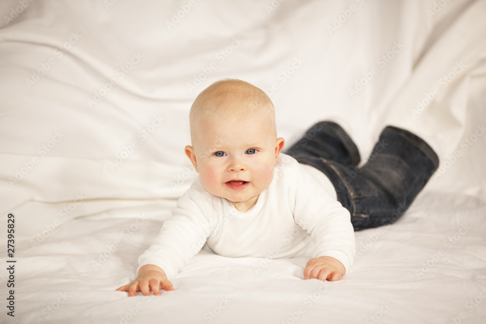 lächelndes Baby Girl auf Couch lächelndes Baby Girl auf Couch