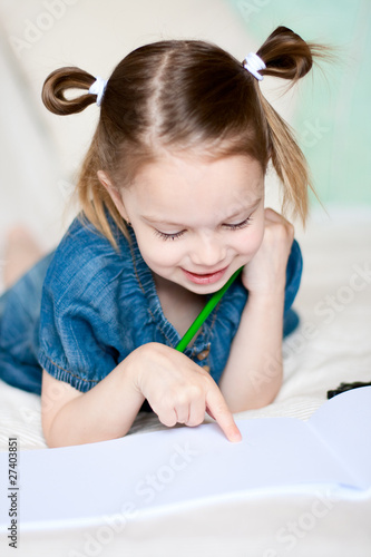 Wallpaper Mural The little girl is something shows on the album. Torontodigital.ca
