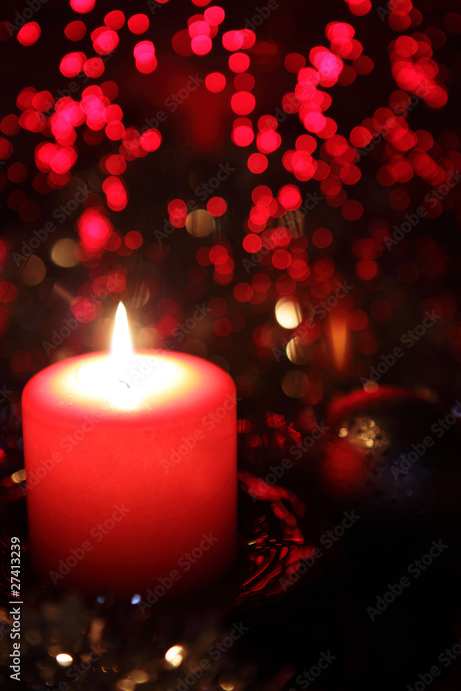 candela rossa con luci sfuocate candela rossa con luci sfuocate