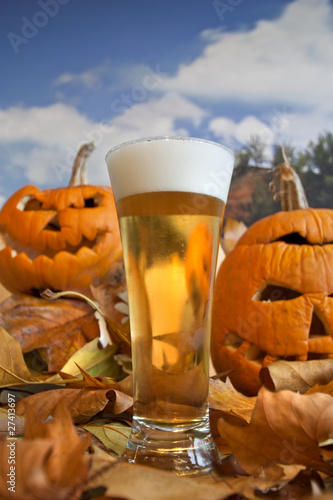 alte Kürbisse und Bier