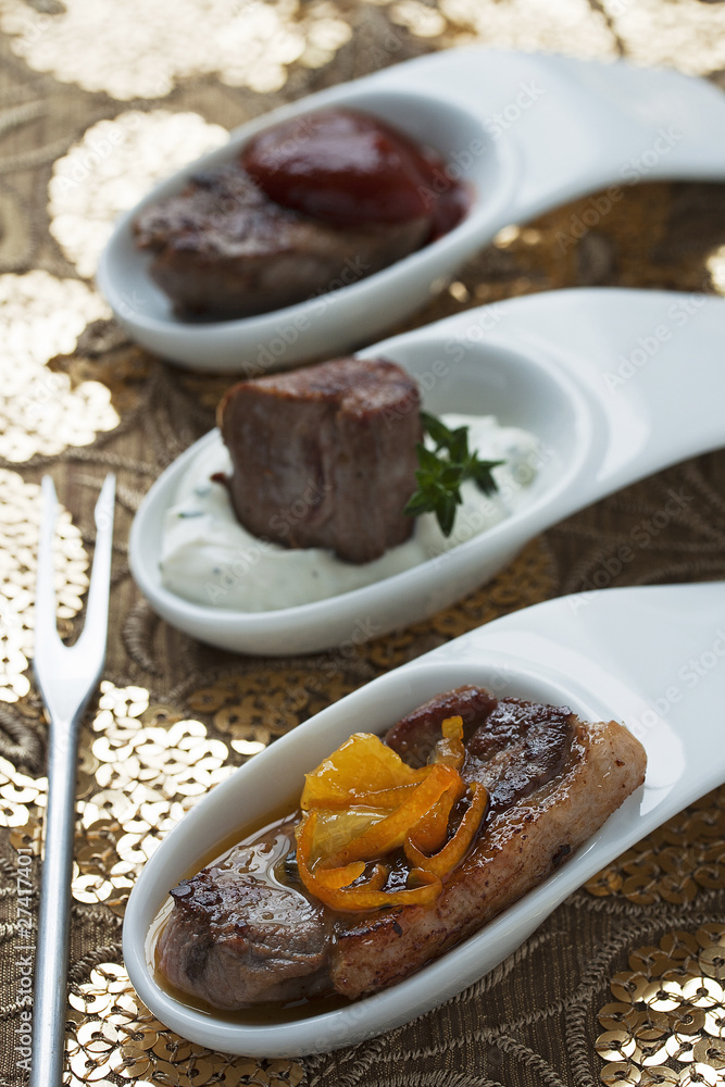 Fondue-Fleisch mit Soßen Fondue-Fleisch mit Soßen
