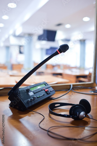 Canvastavla interpreting - Microphone and switchboard in an simultaneous int