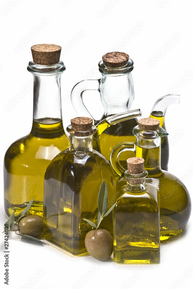 Aceiteras y botellas con aceite de oliva.