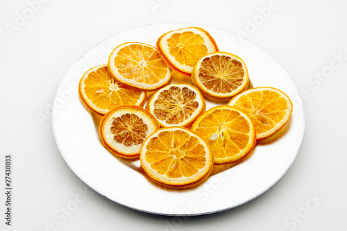 silberner Teller mit getrockneten Orangenscheiben