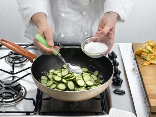 Obraz na plátne faire revenir les courgettes