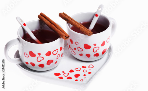 2 Tassen Tee mit Zimtstangen
