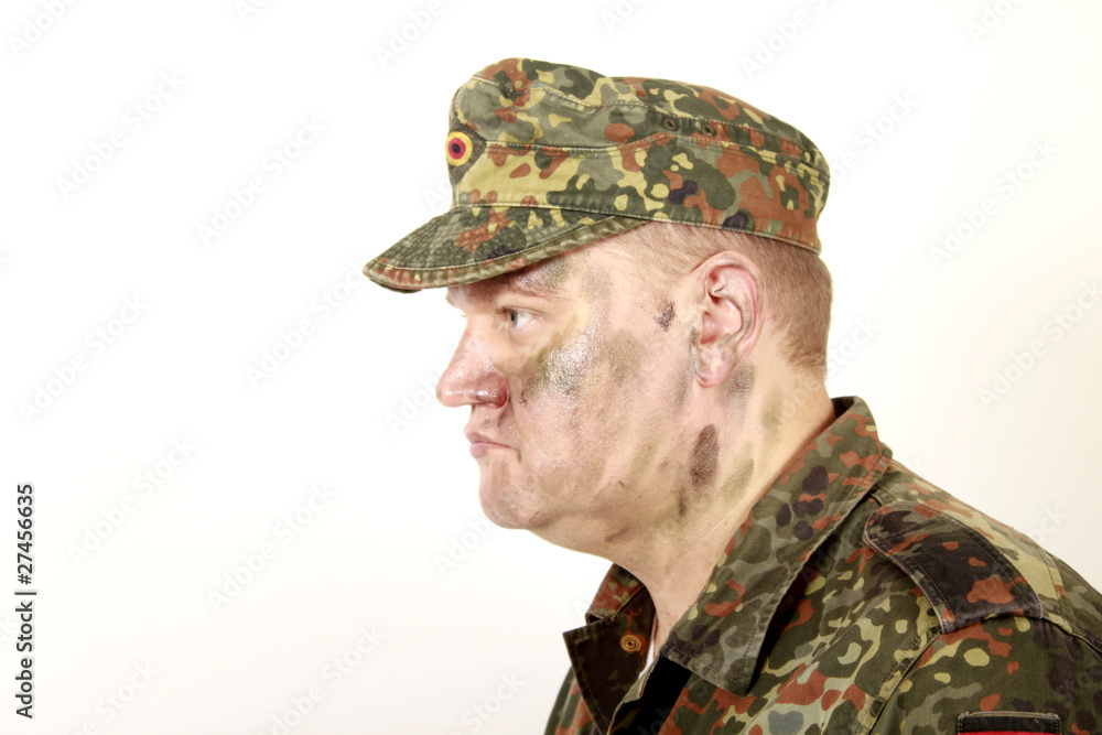 Soldat mit getarntem Gesicht