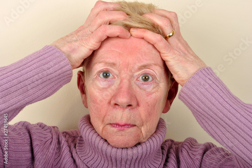 Frau rauft sich die Haare
