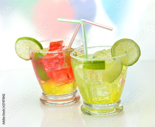 cocktails with lime and ice