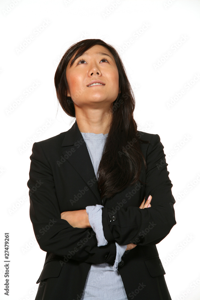 donna asiatica su fondo bianco guarda in alto donna asiatica su fondo bianco guarda in alto