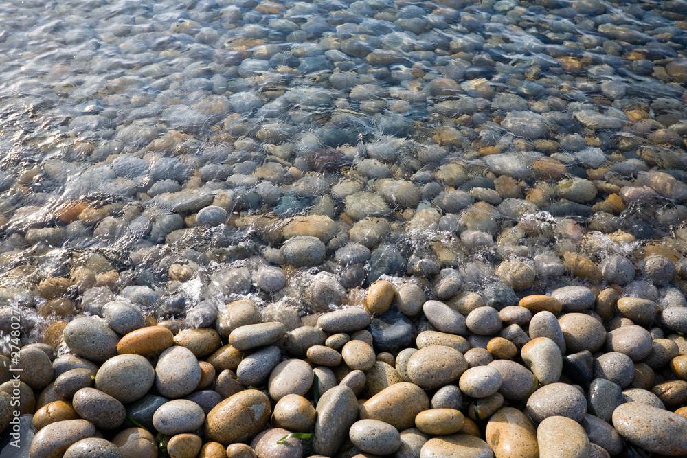 Sea wave incident on the coastal shingle.