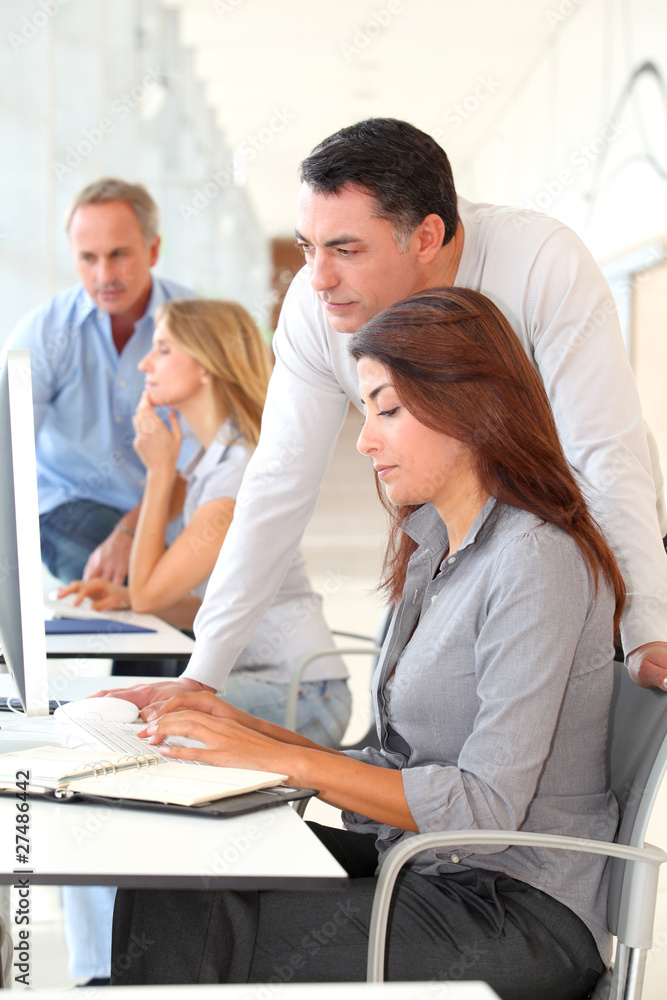 Obraz premium Groupe d'adultes en formation commerciale