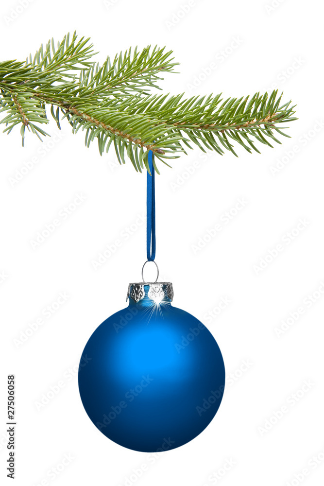Blaue Weihnachtskugel an Tannenzweig