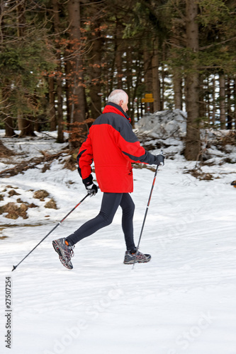 Senior beim Nordic Walken im Winter