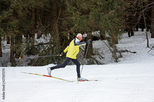 Senior beim Ski Langlauf im Winter