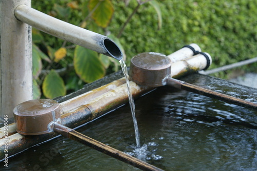 Brunnen ( tsukubai ) im Hasadera-Tempel © paulm41