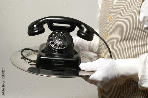 Butler bringt das Telefon