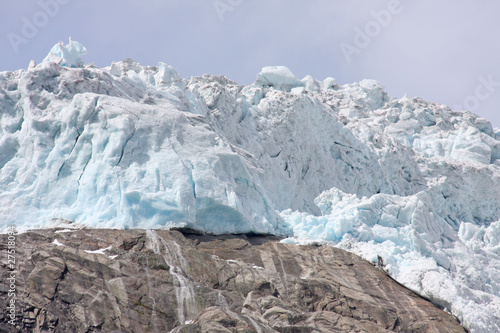 Obraz na plátně Glacier et cascade en Norvège