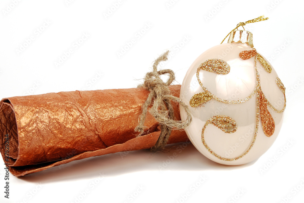 Fotografie Parcel and a fur-tree toy