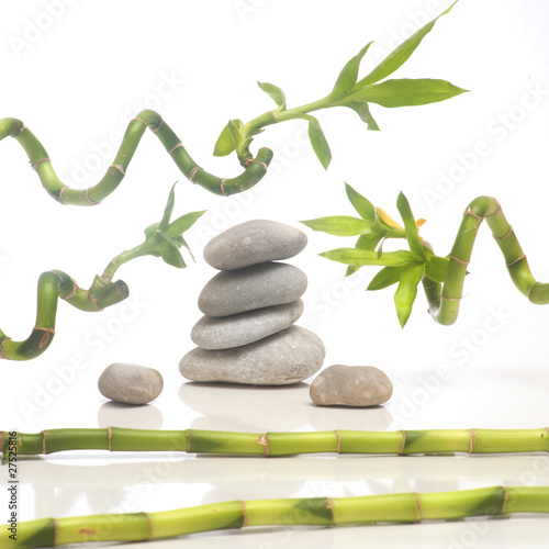 Composition zen avec des galets et bambou
