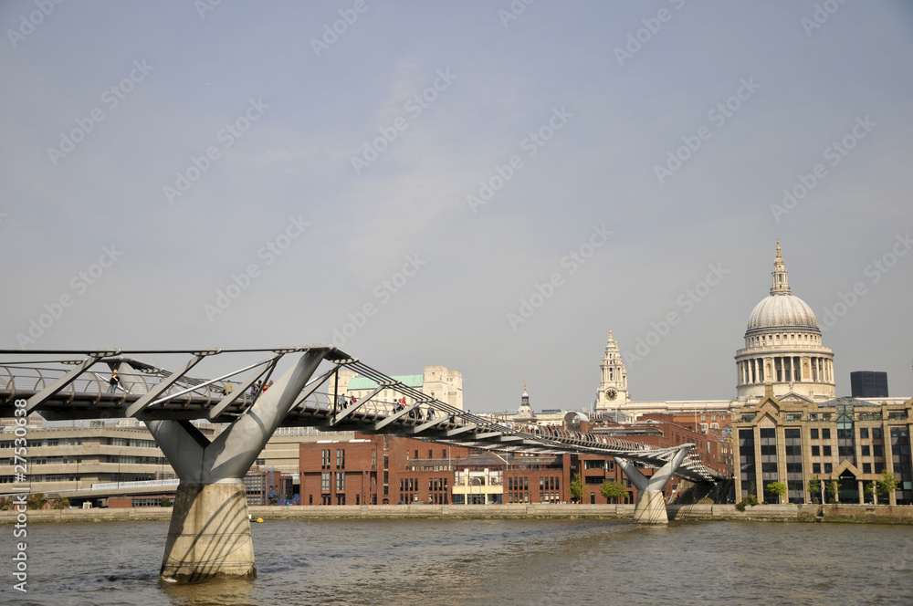 Fototapeta premium Millennium Bridge and St Pauls Cathedral, London