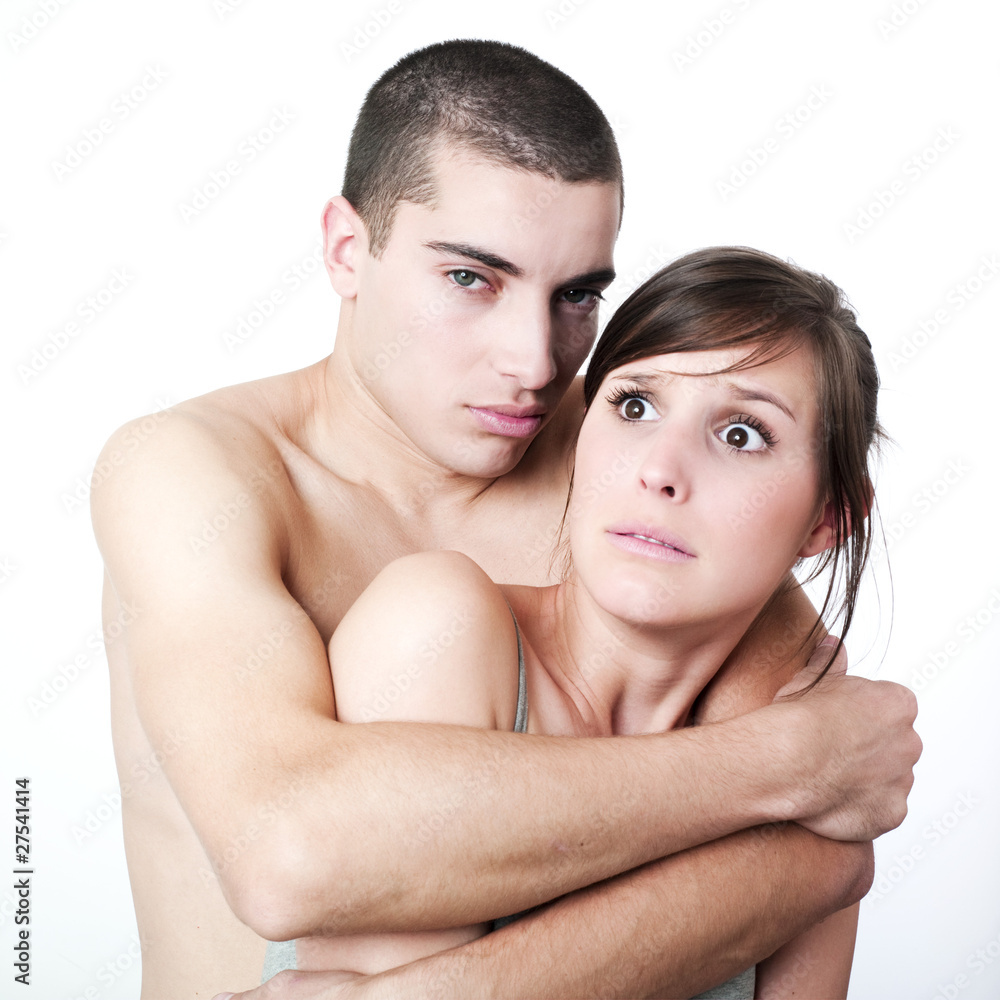 jeune couple avec femme terrorisée jeune couple avec femme terrorisée