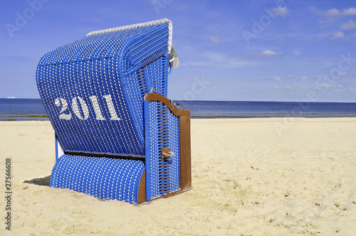 2011 blauer Strandkorb am Meer