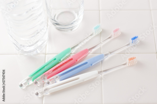 歯ブラシと水とコップ