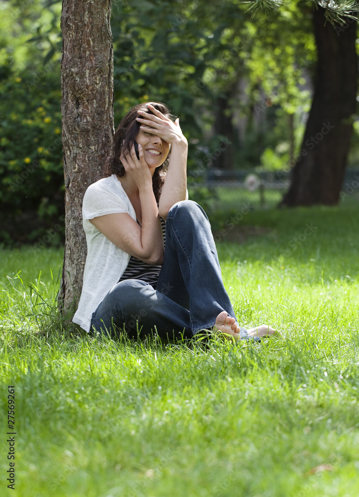jeune femme au repos dans un coin de verdure jeune femme au repos dans un coin de verdure