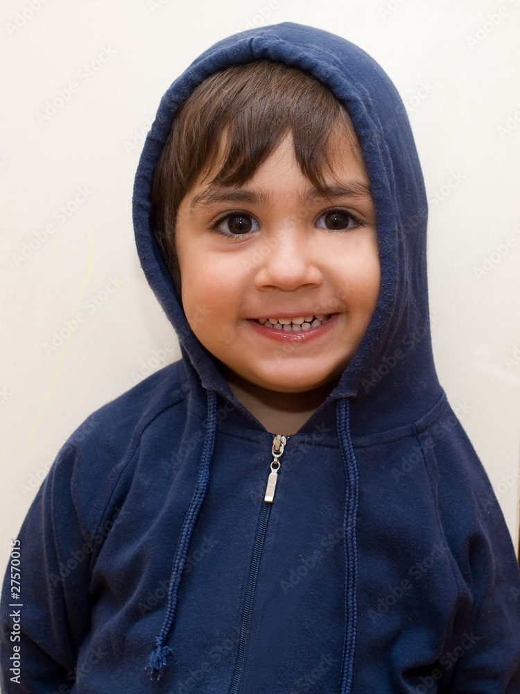 bambino sorridente con cappuccio bambino sorridente con cappuccio