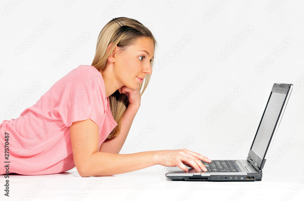Frau auf dem Boden mit einem Notebook Frau auf dem Boden mit einem Notebook